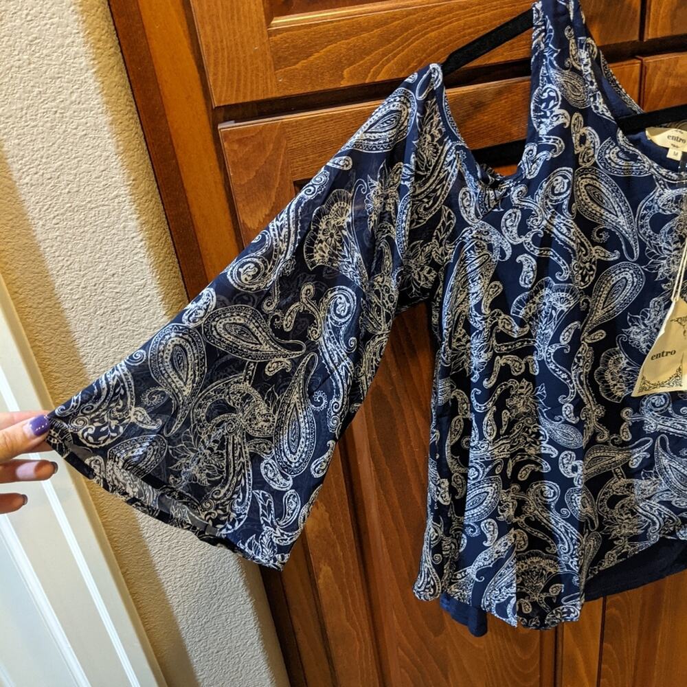 Entro Navy Paisley Cold Shoulder Bell Sleeve Boho Blouse NWT Size Medium - Picture 4 of 10
